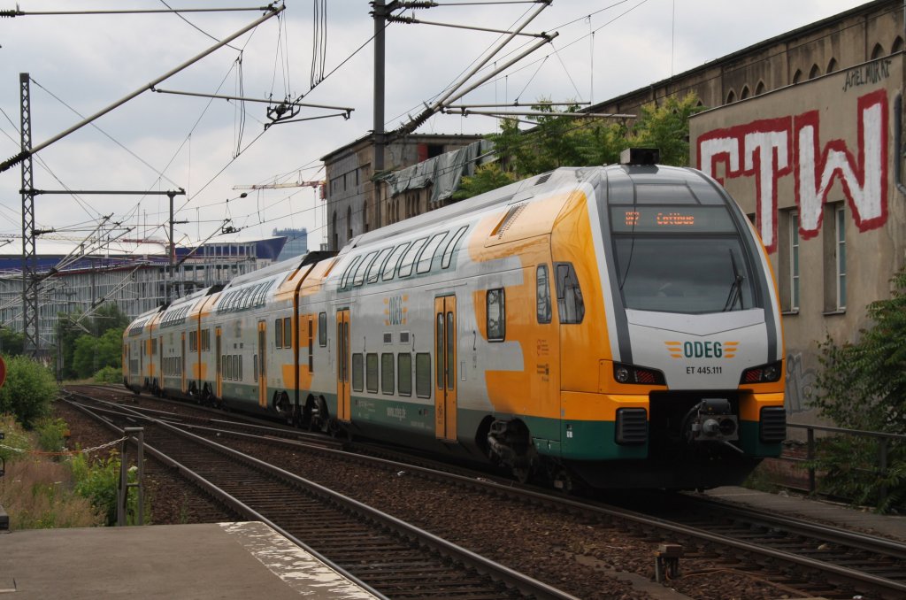 Hier 445 111-8 als RE2 (RE92364) von Berlin Ostbahnhof nach Cottbus, bei der Ausfahrt am 29.6.2013 aus Berlin Ostbahnhof. 