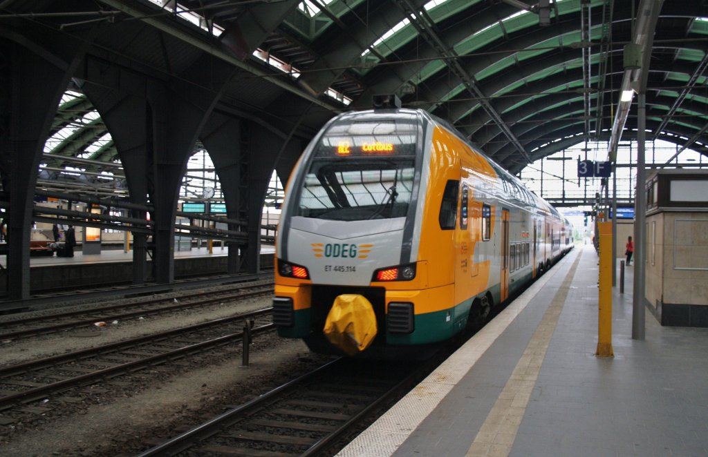 Hier 445 114-2 als RE2 (RE37368) von Wittenberge nach Cottbus, dieser Triebzug stand am 18.5.2013 in Berlin Ostbahnhof. 