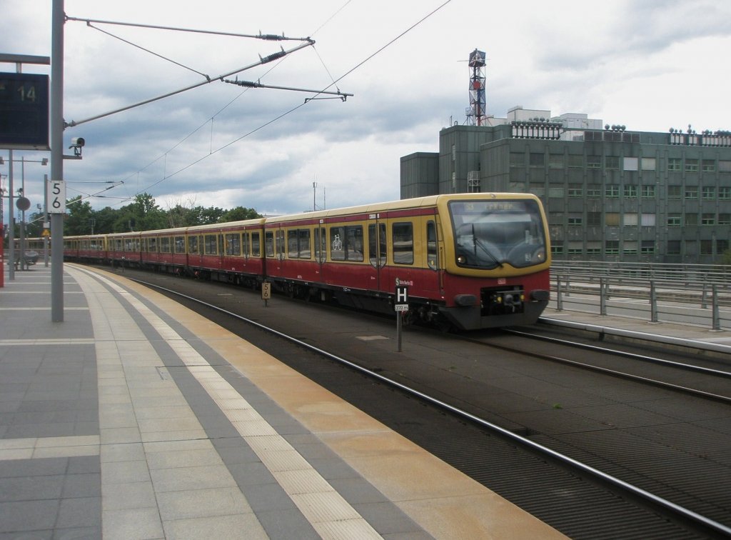 Hier 481 159-9 als eine S3 von Berlin Spandau nach Erkner, bei der Einfahrt am 18.6.2011 in Berlin Hbf.