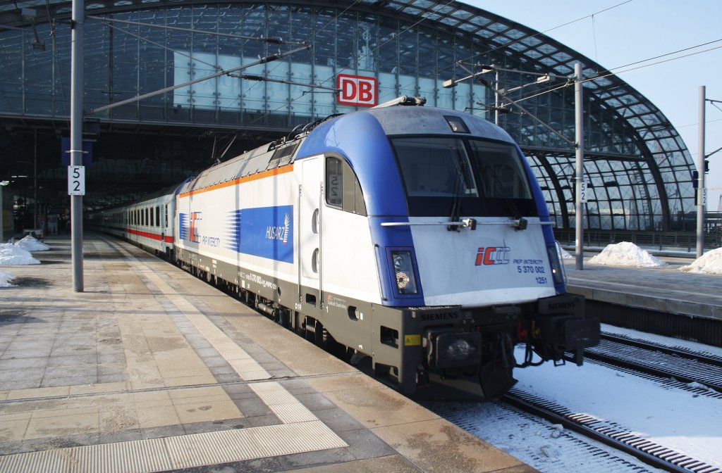 Hier 5 370 002 mit EC45 von Berlin Hbf. nach Warszawa Wschodnia, bei der Ausfahrt am 26.1.2013 aus Berlin Hbf. 