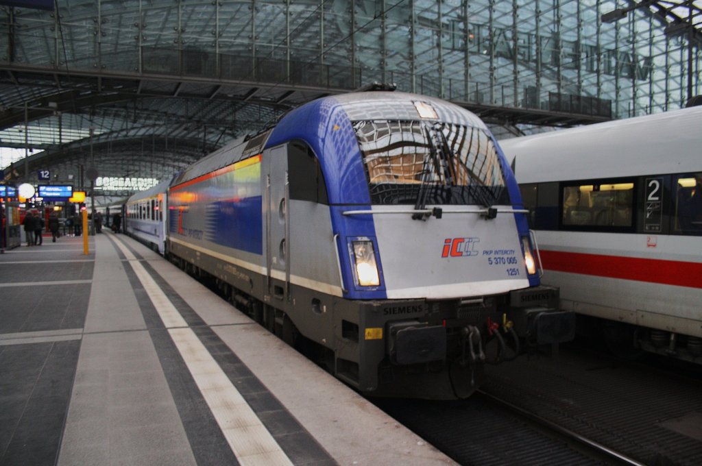 Hier 5 370 005 mit EC55 von Berlin Hbf. nach Gdynia Glowna, dieser Zug stand am 16.2.2013 in Berlin Hbf. 
