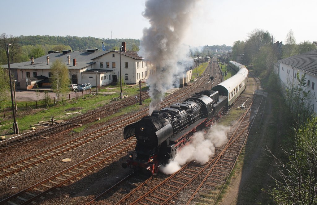 Hier 52 8047-4 mit einem Sonderzug von Nossen nach Freiberg, bei der Ausfahrt am 22.4.2011 aus Nossen.