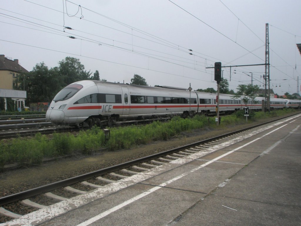 Hier 605 511-6 und 605 008-2 als ICE380 von Aarhus und ICE38 von Koebenhavn H nach Berlin Ostbahnhof, bei der Durchfahrt am 12.6.2010 durch Berlin Lichtenberg.