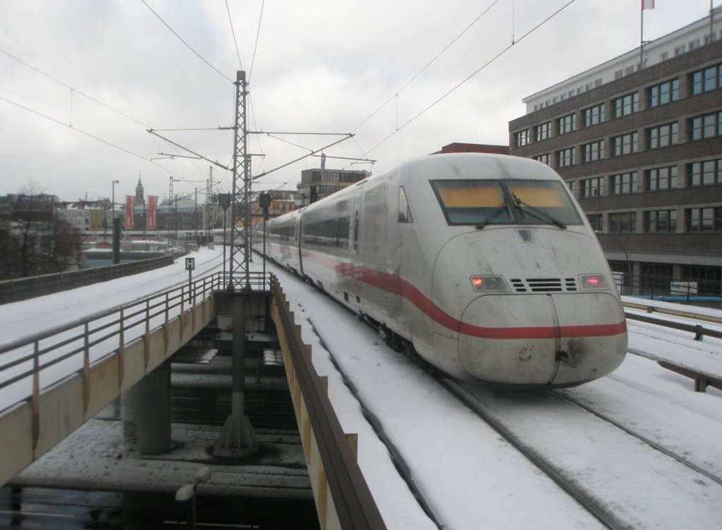 Hier 808 028-5  Oldenburg (Oldb)  und 402 046-7 als ein ICE10 von Berlin Ostbahnhof nach Bonn Hbf. und Kln Hbf., bei der Durchfahrt am 3.2.2010 durch Berlin Alexanderplatz.
