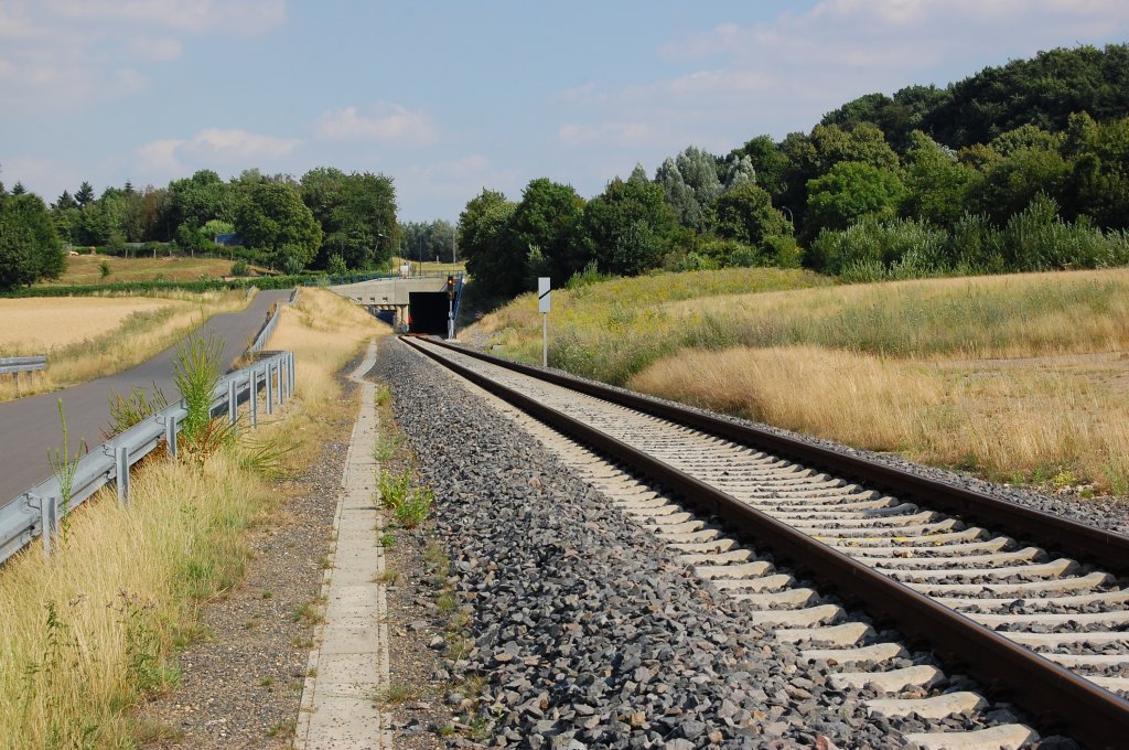 Hier bei Langerwehe, mndet die neu Verbindung von Weisweiler kommen in die KBS 480 Kln/Aachen. Zur Anbindung musste ein kleinerer Tunnel geschaffen werden, dessen Portal im Bildhintergrund gut zu erkennen ist. 24.7.2010 