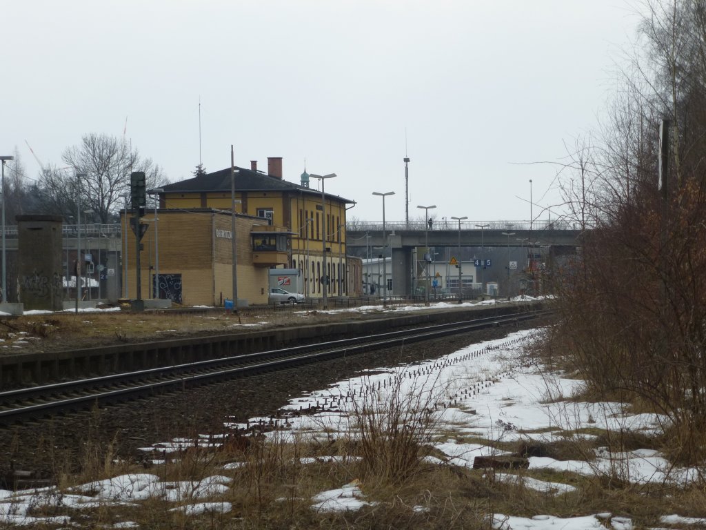 Hier der Blick auf den Bahnhof von Oberkotzau. Zu sehen ist das Stellwerk und die Frankenbrcke im Hintergrund. 27.03.13.