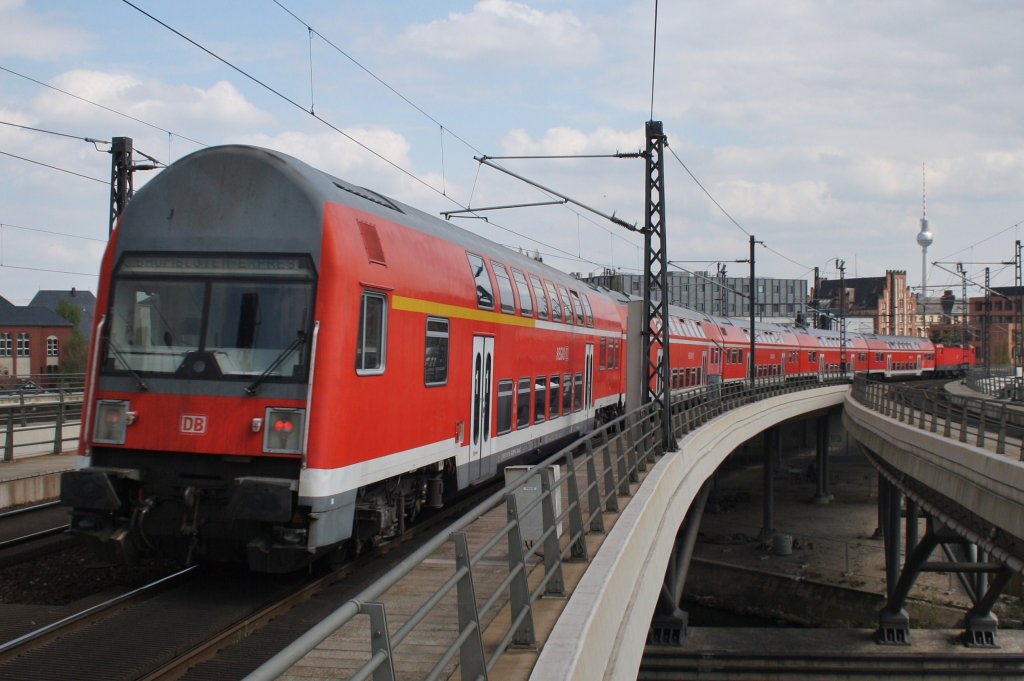 Hier ein RE1 (RE18071)  Baumblten-Express  von Werder(Havel) nach Berlin Ostbahnhof, bei der Ausfahrt am 1.5.2013 aus Berlin Hbf. 