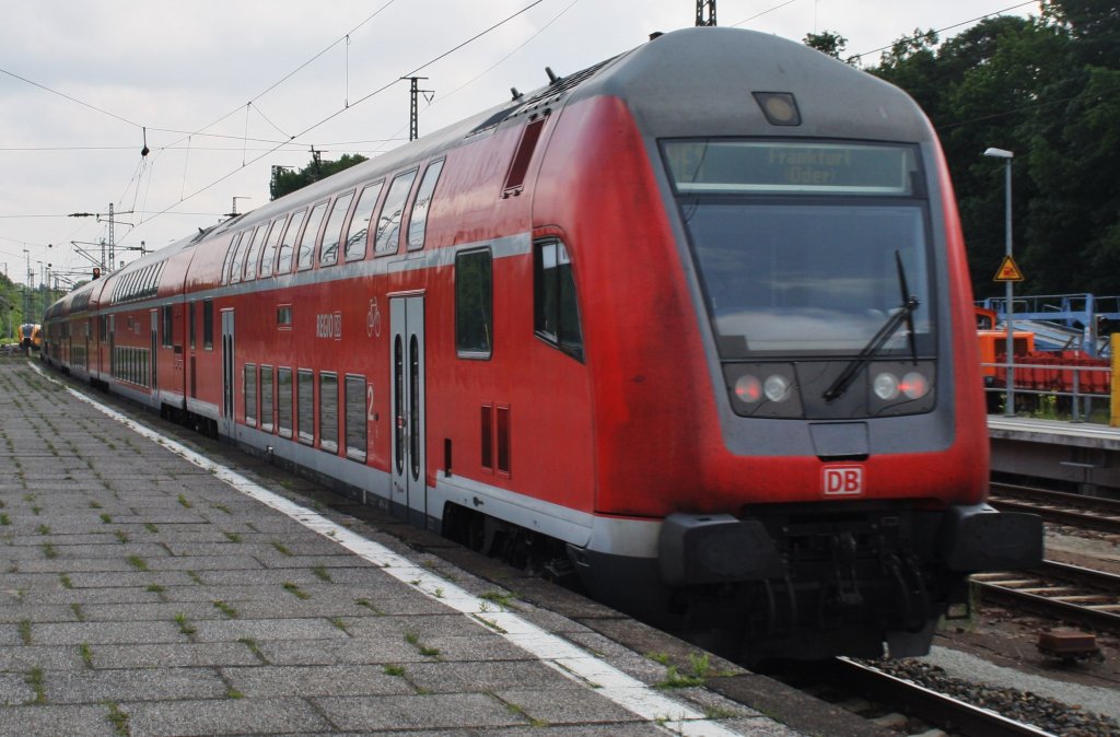 Hier ein RE1 (RE18111) von Magdeburg Hbf. nach Frankfurt (Oder), bei der Ausfahrt am 28.6.2013 aus Berlin Wannsee. 