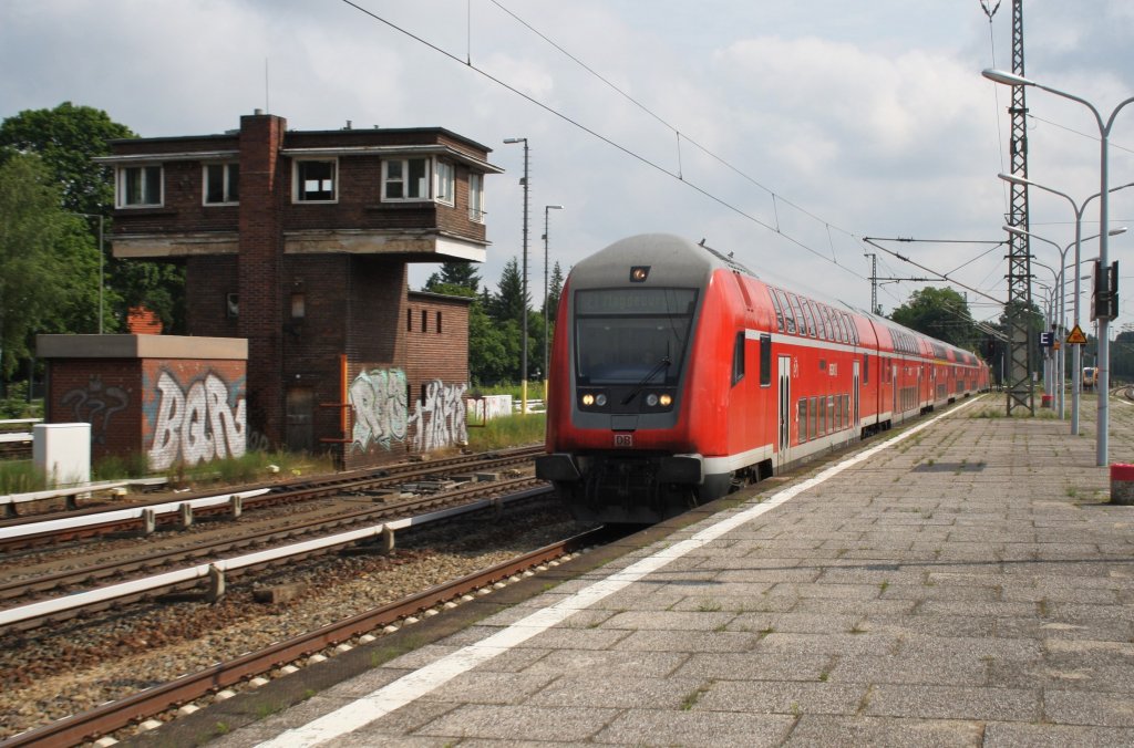 Hier ein RE1 (RE18114) von Eisenhüttenstadt nach Magdeburg Hbf., bei der Einfahrt am 28.6.2013 in Berlin Wannsee. 