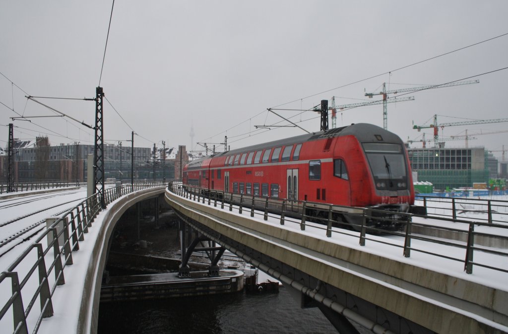 Hier ein RE1 (RE18177) von Brandenburg Hbf. nach Frankfurt(Oder), bei der Ausfahrt am 10.3.2013 aus Berlin Hbf. 