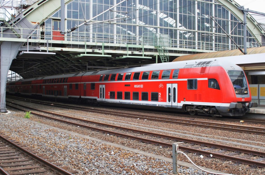 Hier ein RE1 (RE18180) von Berlin Ostbahnhof nach Brandenburg Hbf., bei der Ausfahrt am 23.6.2013 aus Berlin Ostbahnhof.