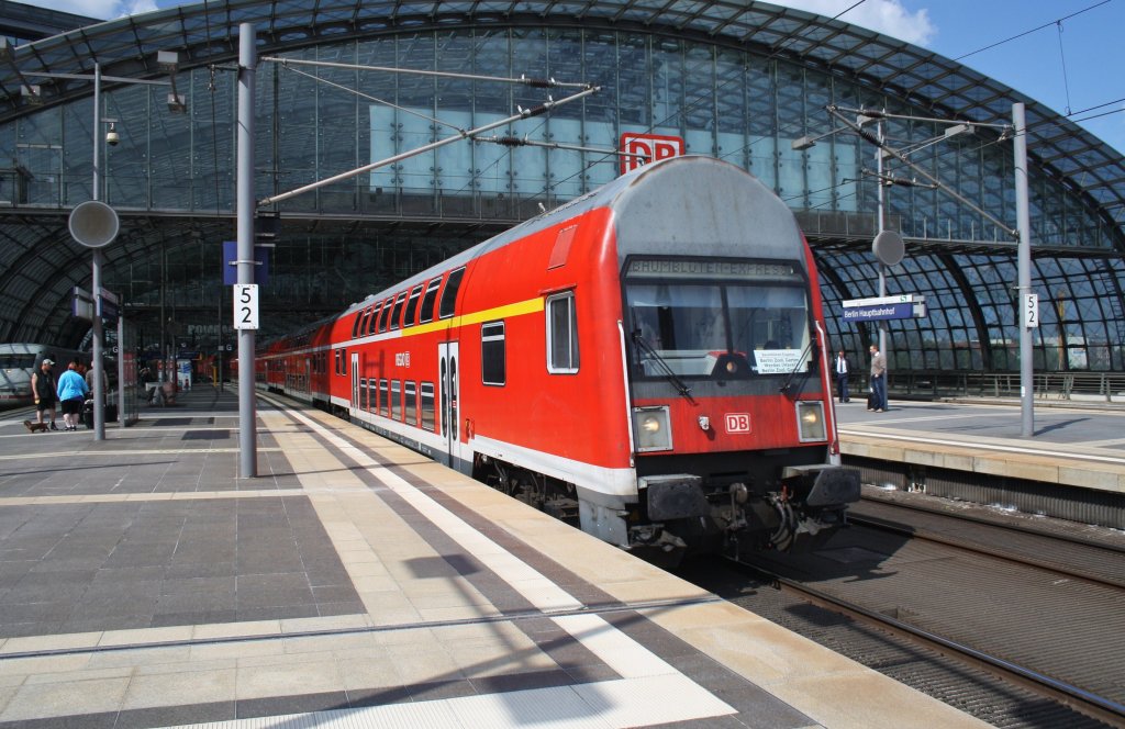 Hier ein RE1 (RE18999)  Baumblten-Express  von Werder(Havel) nach Berlin Ostbahnhof, bei der Ausfahrt am 1.5.2013 aus Berlin Hbf. 
