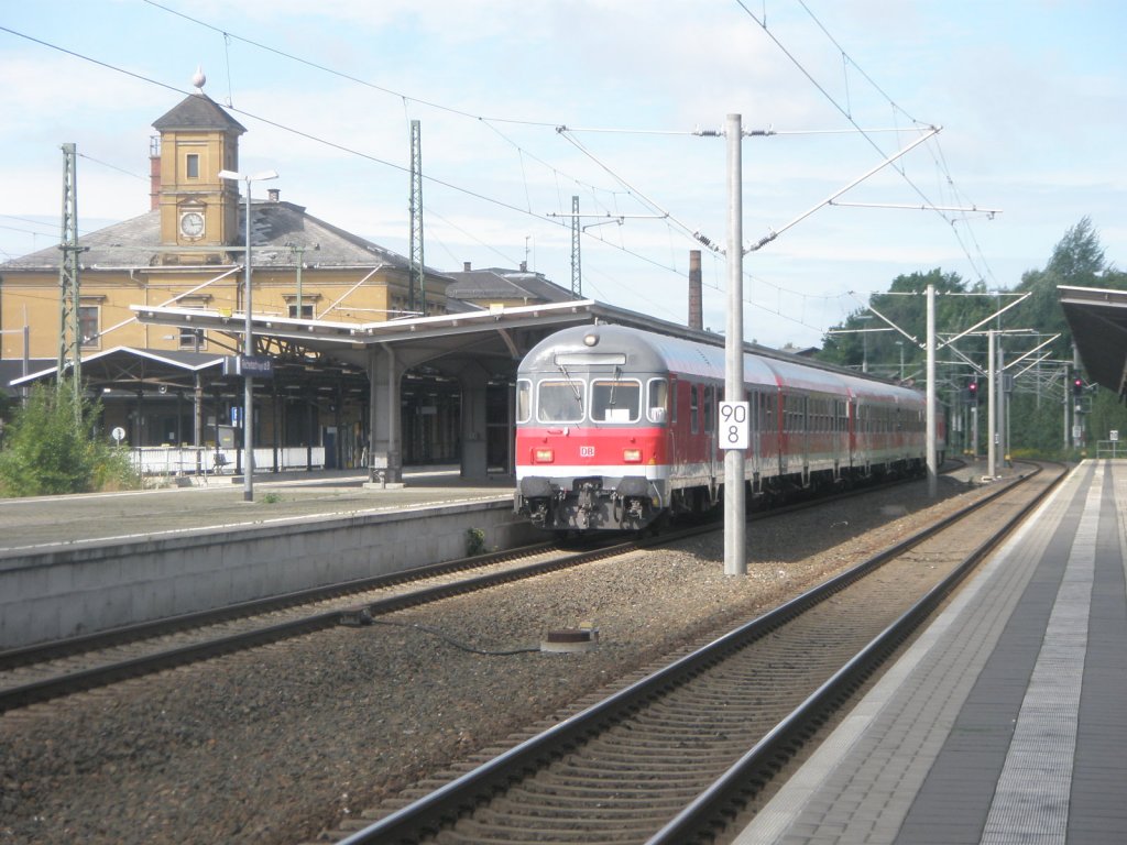 Hier ein RE16 von Hof Hbf. nach Leipzig Hbf., dieser Zug stand am 18.8.2010 in Reichenbach(Vogtl).