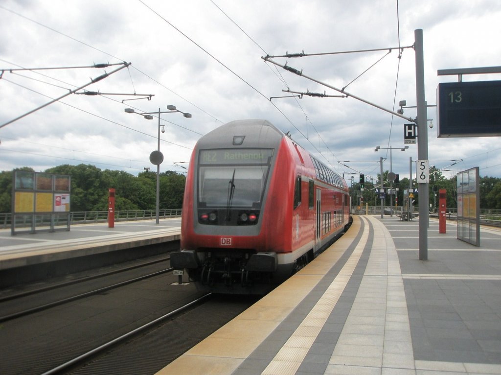 Hier ein RE2 von Berlin Ostbahnhof nach Rathenow, bei der Ausfahrt am 18.6.2011 aus Berlin Hbf.