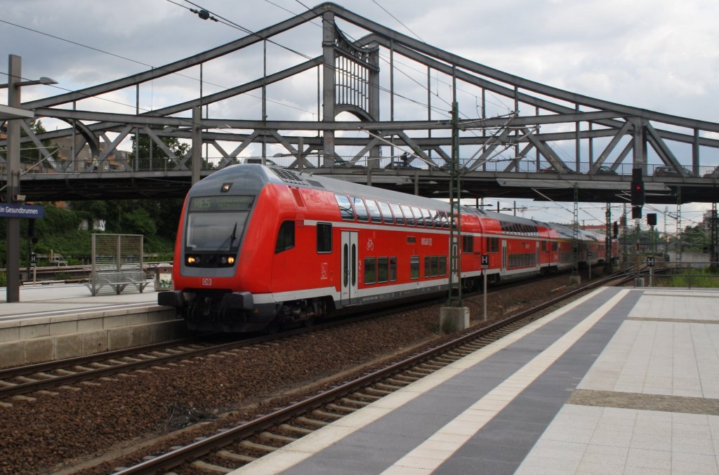 Hier ein RE5 (RE4357) von Rostock Hbf. nach Lutherstadt Wittenberg, bei der Einfahrt am 27.6.2013 in Berlin Gesundbrunnen. 