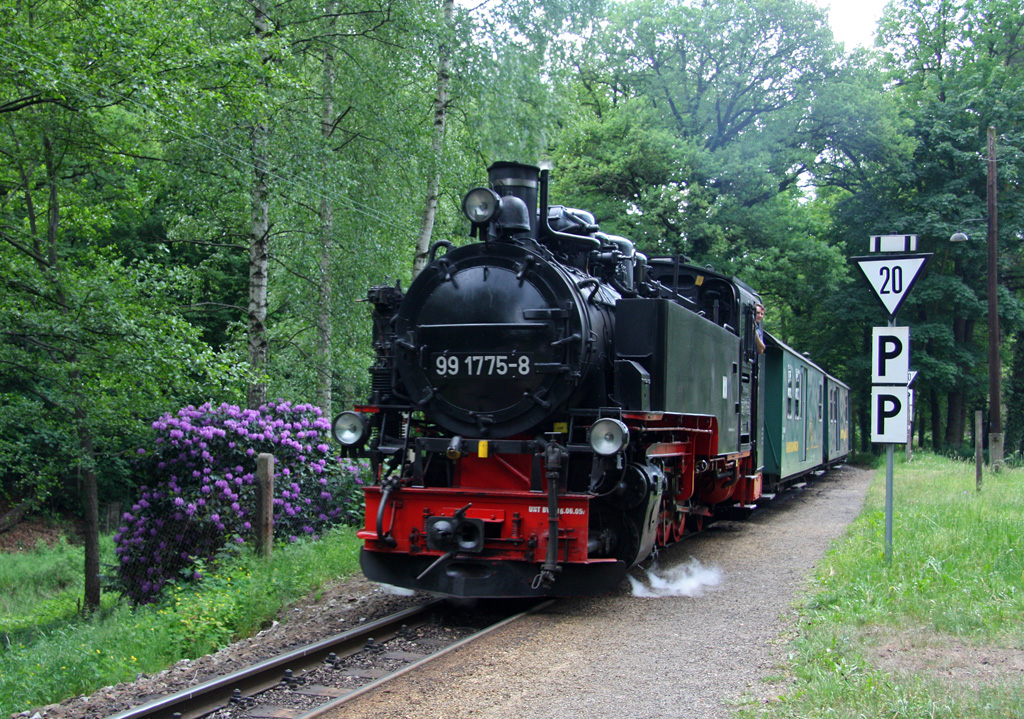 Hier fhrt 99 1775-8 mit ihrem Personenzug in den Hp.Friedewald ein, 27.05.2012.
