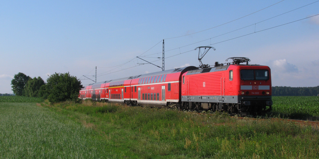 Hier kam dann der RE 18208 (Falkenberg - Stralsund) mit 114 022 um 8:33 an uns und Grfendorf vorbei. Hier hatte er Dank der vier nicht pnktlichen FV-Zge schon gute 15 Minuten Versptung, die sich ebenso wieder weiter trugen ... aber so ist das, wenn man viel zu viele Zge auf einer  zu kleinen  Strecke durchlassen mchte. Im Endeffekt waren sie alle nicht pnktlich. 01.07.2011