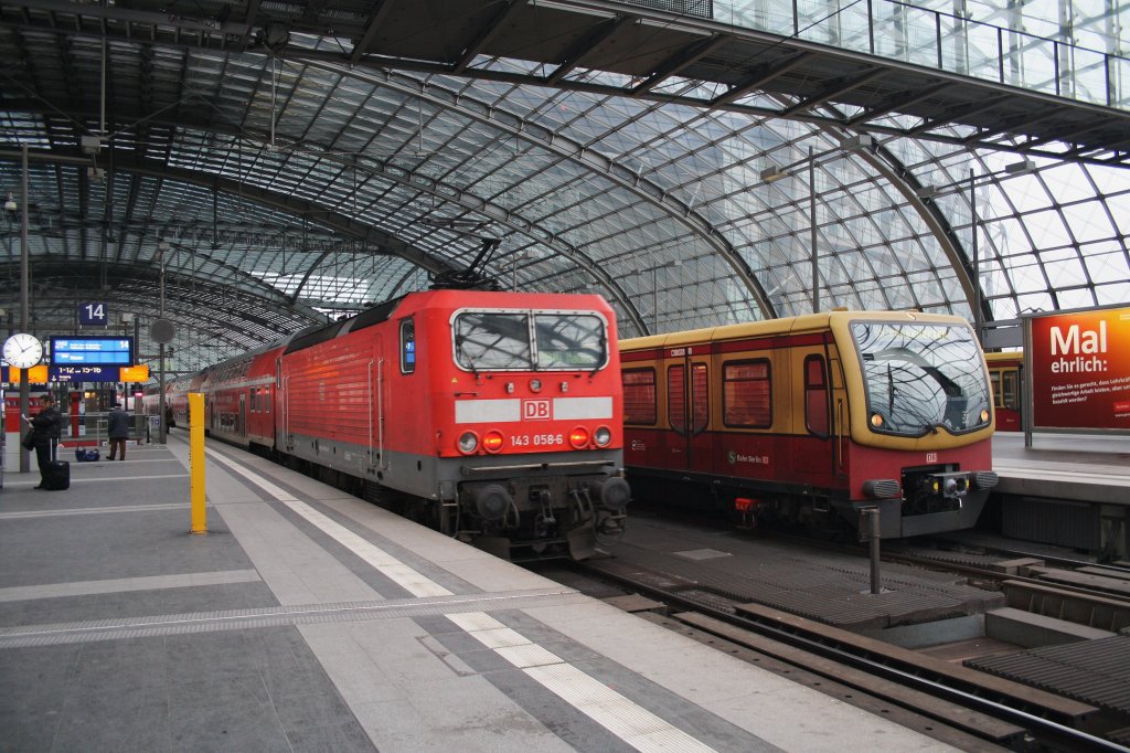 Hier links 143 058-6 mit einer RB14 (RB18918) von Berlin Schnefeld Flughafen nach Nauen und rechts 481 237-6 als S5 von Berlin Spandau nach Hoppegarten, diese beiden Zge stand am 16.2.2013 in Berlin Hbf.