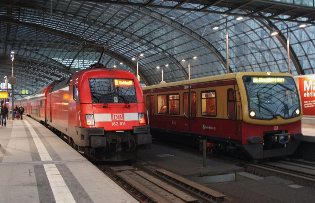Hier links 182 011 mit einem RE1 (RE18182) von Frankfurt(Oder) nach Brandenburg Hbf. und rechts 481 096 als S5 von Berlin Spandau nach Strauberg Nord, diese beiden Zge begegneten sich am 16.2.2013 in Berlin Hbf. 