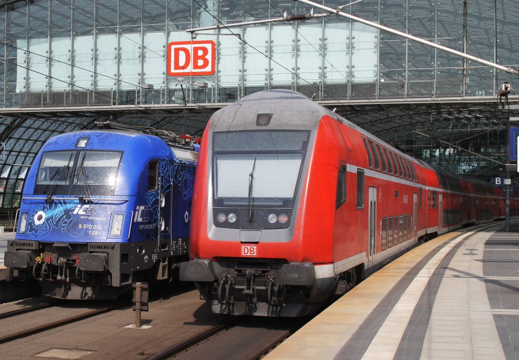 Hier links 5 370 010 mit EC44 von Warszawa Wschodnia nach Berlin Hbf. und rechts ein RE2 (RE37411) von Wittenberge nach Cottbus, diese beiden Zge begegneten sich am 30.4.2012 in Berlin Hbf. 