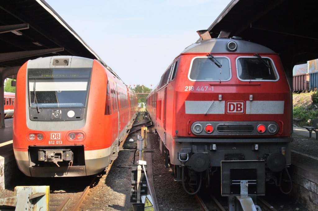 Hier links 612 013 und 612 661 als ein RE4 von Halle(Saale) Hbf. nach Hannover Hbf. und rechts 218 447-1 mit RE14066 von Bad Harzburg nach Hannover Hbf., diese beiden Zge standen am 22.5.2011 in Bad Harzburg.