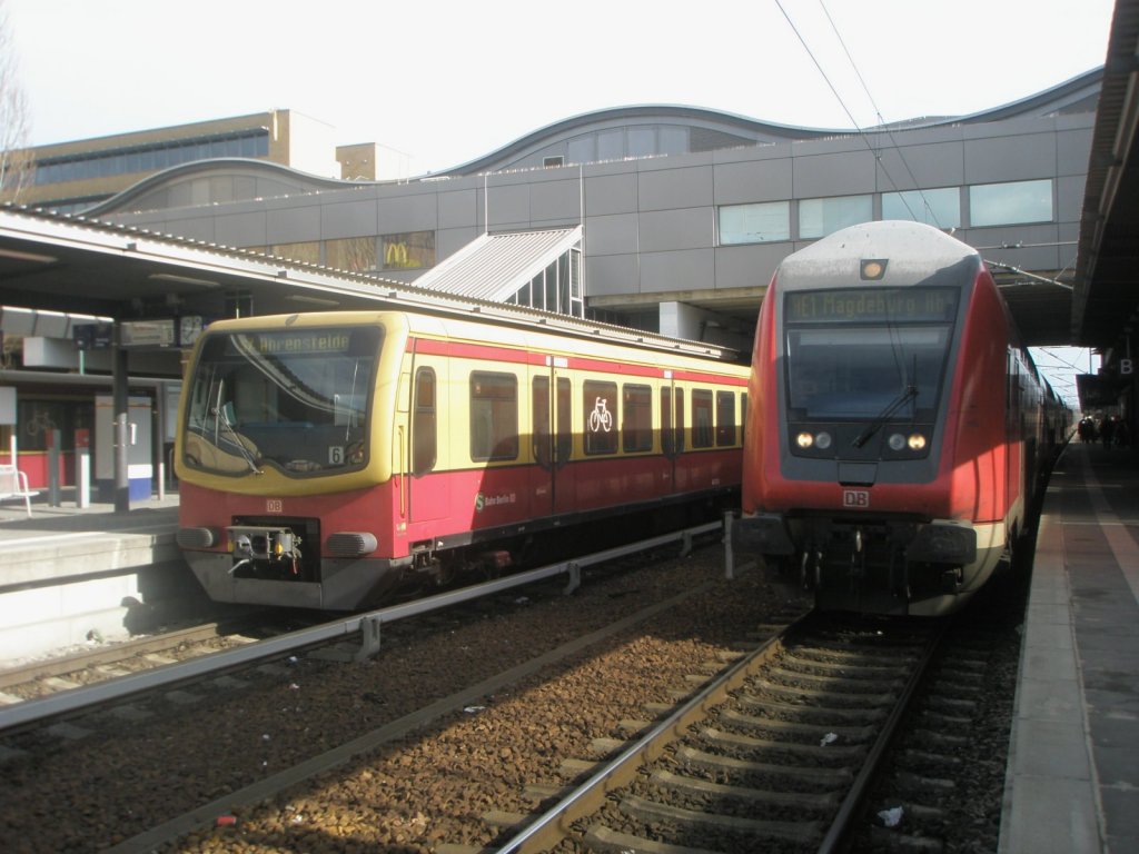 Hier links eine S7 nach Ahrensfelde und rechts ein RE1 von Eisenhttenstadt nach Magdeburg Hbf., diese beiden Zge standen am 27.2.2010 in Potsdam Hbf.