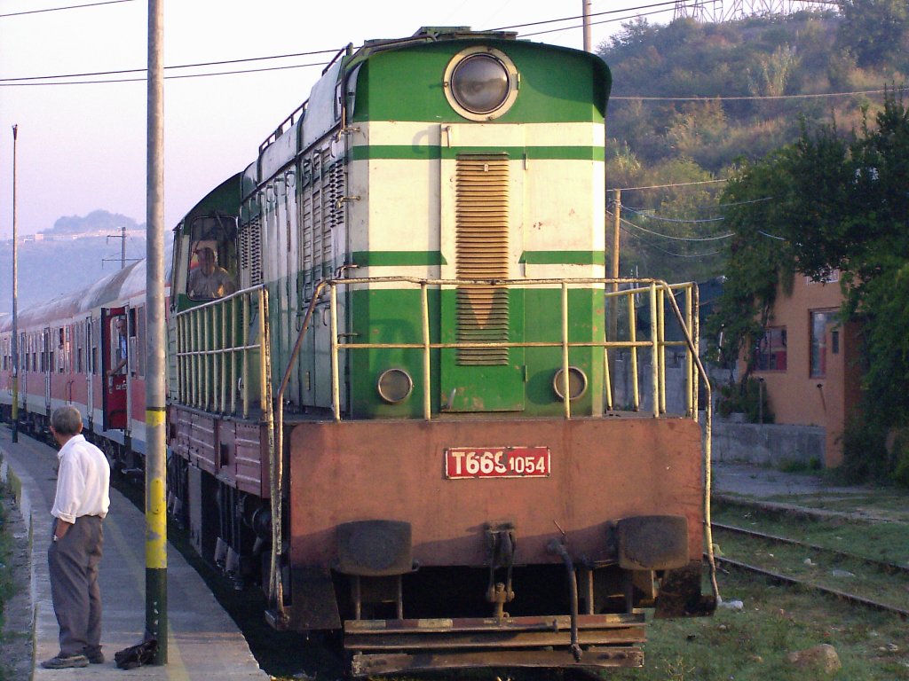 Hier der morgendliche Zug zum Ohridsee in Golem.