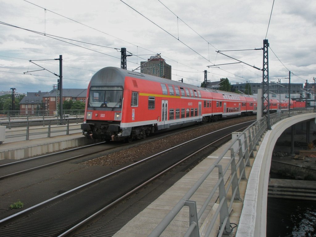Hier eine RB14 von Berlin Ostbahnhof nach Nauen, bei der Einfahrt am 18.6.2011 in Berlin Hbf.