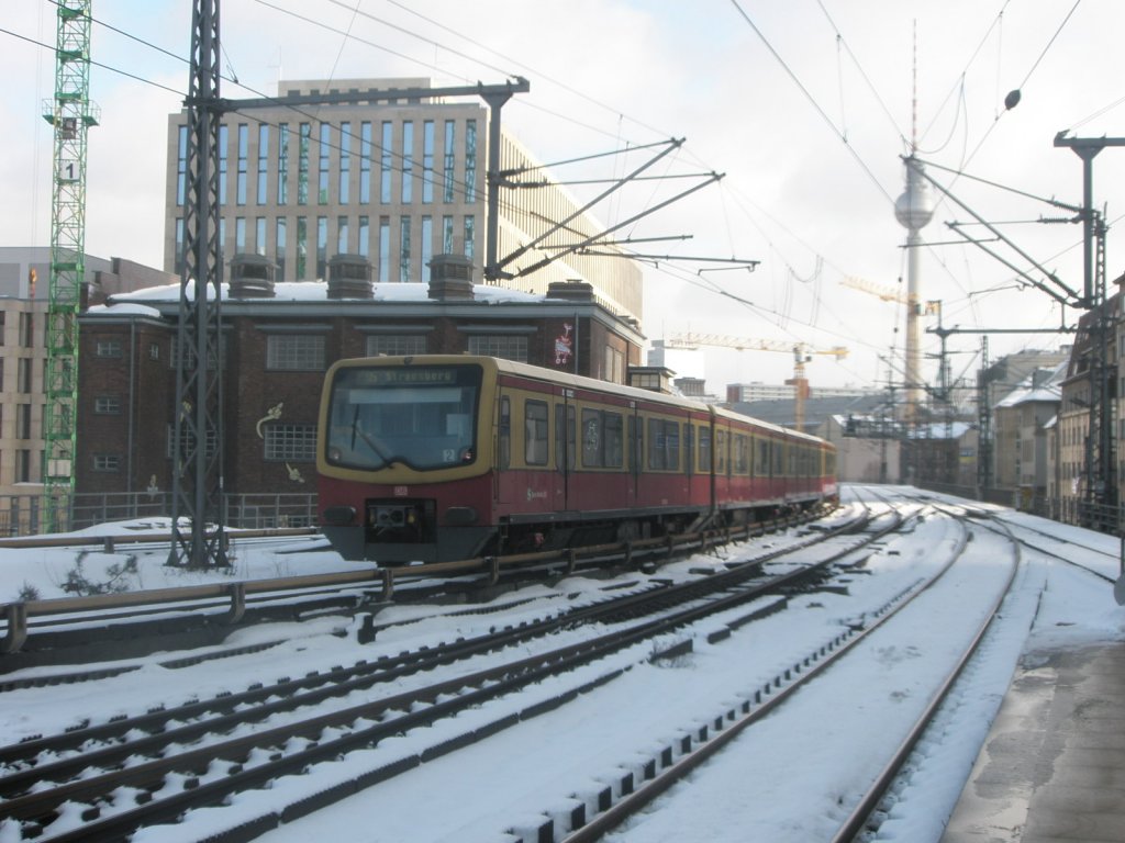 Hier eine S5 von Berlin Westkreuz nach Strauberg, bei der Ausfahrt am 3.2.2010 aus Berlin Friedrichstrae.