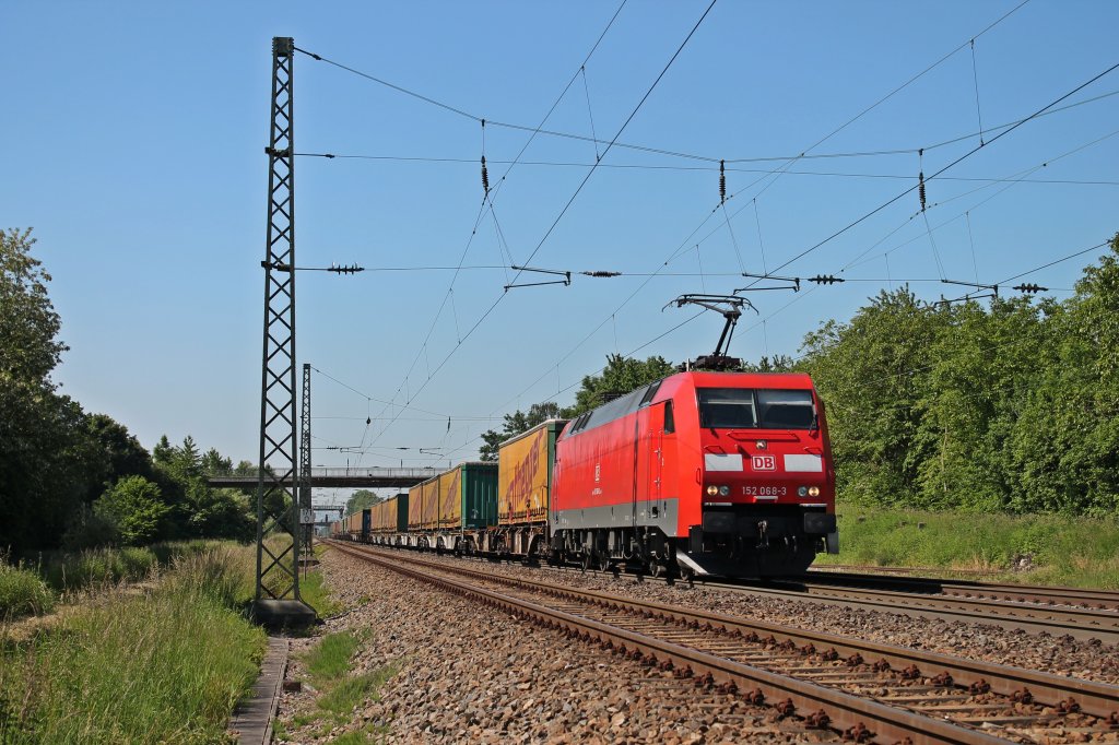 Hier ist die sehr saubere 152 068-3 mit dem nothegger Containerzug kruz nach dem passieren des Bahnhofes von Orschweier zwischen den berholgleisen des gleichen Ortes. (07.06.2013)