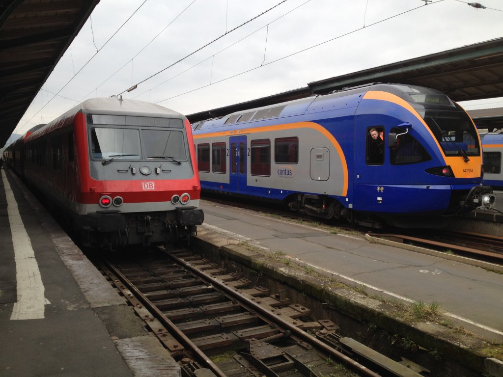 Hier stehen am 5.4.2012 ein Wittenberger Steuerwagen samt Dosto Zug und ein FLIRT von Cantus in Kassel Hbf