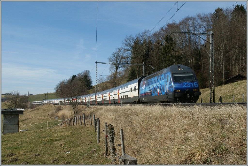 Hier trbt (noch) kein Fahrleitungsmast den Blick auf den langen IC 725 von Genve nach St.Gallen, welchen die Re 460 021-9 bei Neyruz durchs Freiburgerland zieht. 
12. Mrz 2012  