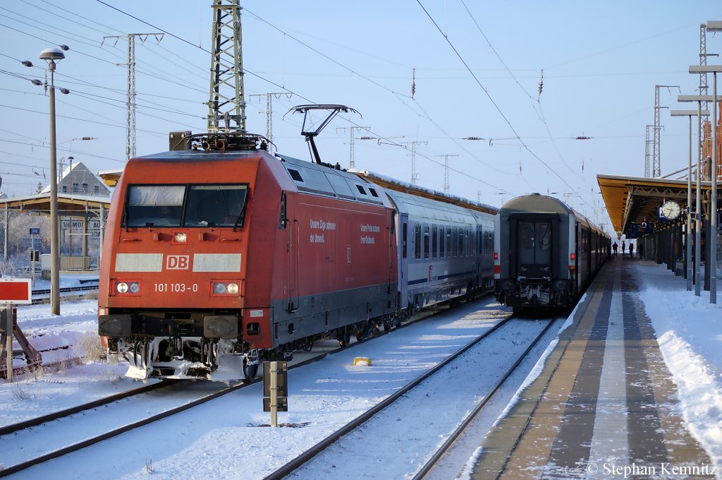 Hier verlsst die 101 103-0 mit dem ca. 50min verspteten EC 249 nach Krakow Glowny den Bahnhof Stendal. 18.12.2010