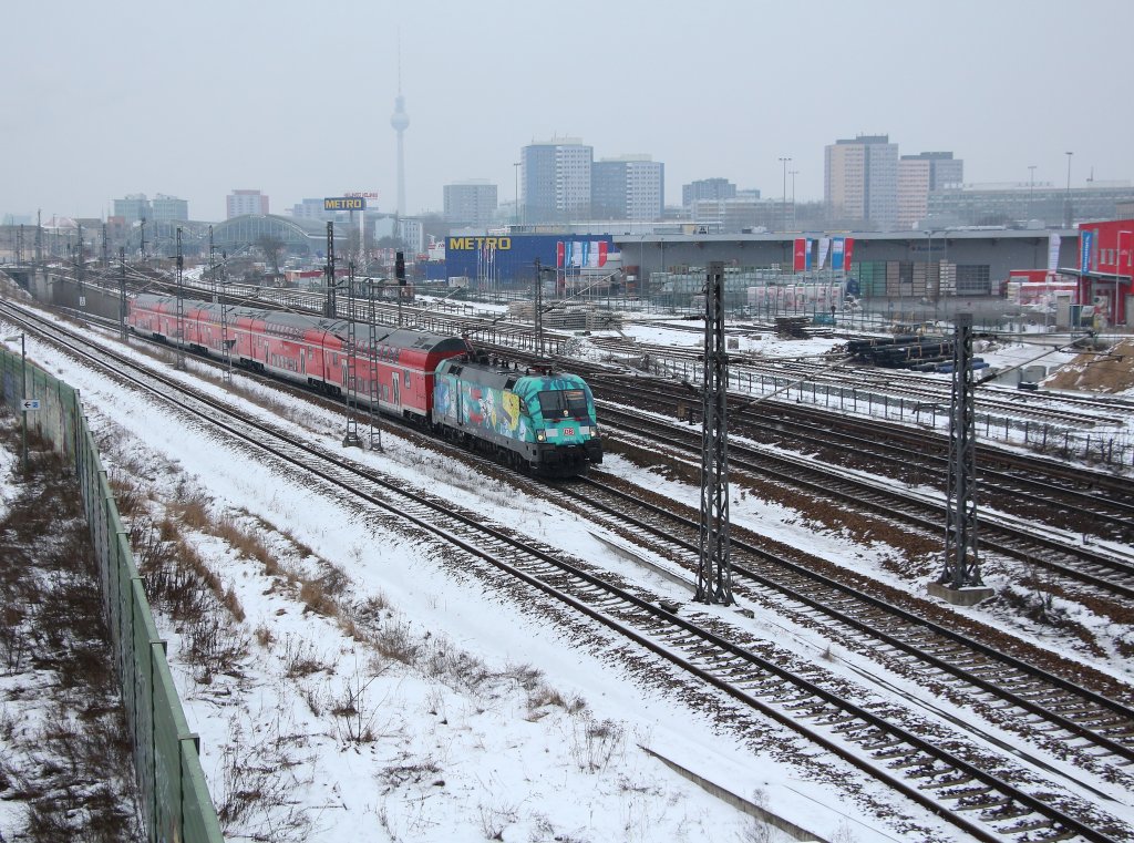 Hier verlsst 182 013 ( BUGA-Lok ) mit ihrem RE 1 den Berliner Ostbahnhof in Richtung Frankfurt (Oder). Aufgenommen am 27.01.13 von der Warschauer Strae.