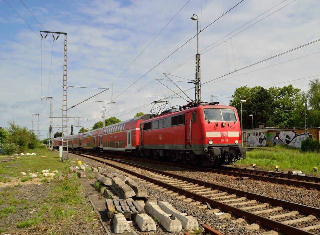 High Noon! Fhrt dieser RE4 Zug von der 111 128 gezogen aus dem Rheydter Hbf nach Aachen aus am Samstag den 11.5.2013