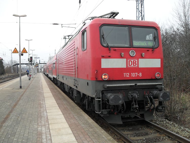 Highlight des Tages war 
112 107-8 mit S1 von Warnemnde Richtung Rostock Hbf im Bahnhof Rostock-Bramow.(19.03.10) 