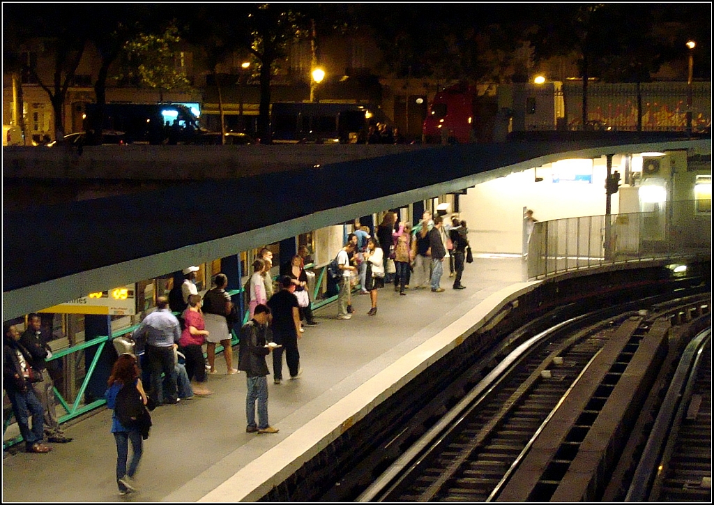 Historisches Foto: erst vier Jahre alt - und doch schon Vergangenheit. An der Pariser Metrostation  Bastille  sperren heute halbhohe Glaswnde den Bahnsteig vom Zug ab, wie Matthias´Foto vom 8.8. dieses Jahres zeigt. Juli 2009 