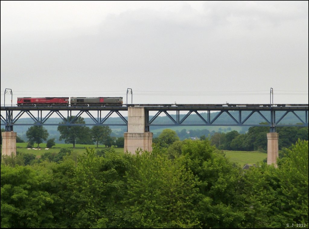 Hoch oben ber das Ghltal sind diese beiden Crossrail Class 66 unterwegs in Fahrtrichtung Montzen. Aufnahme im Juni 2012 bei Moresnet Belgien.