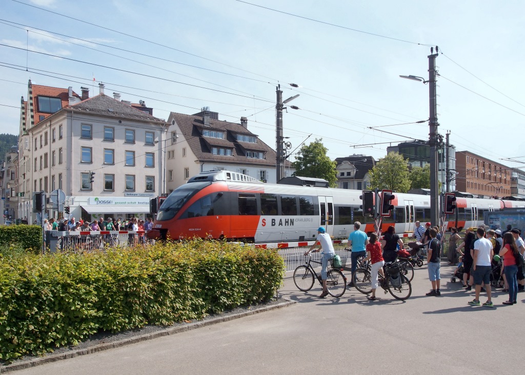 Hochbetrieb an dem Bahnbergang, der direkt nrdlich vom Bregenzer Hauptbahnhofs liegt. 4024 024 fhrt nach Lindau, Blick nach Sden am 8.6.13.