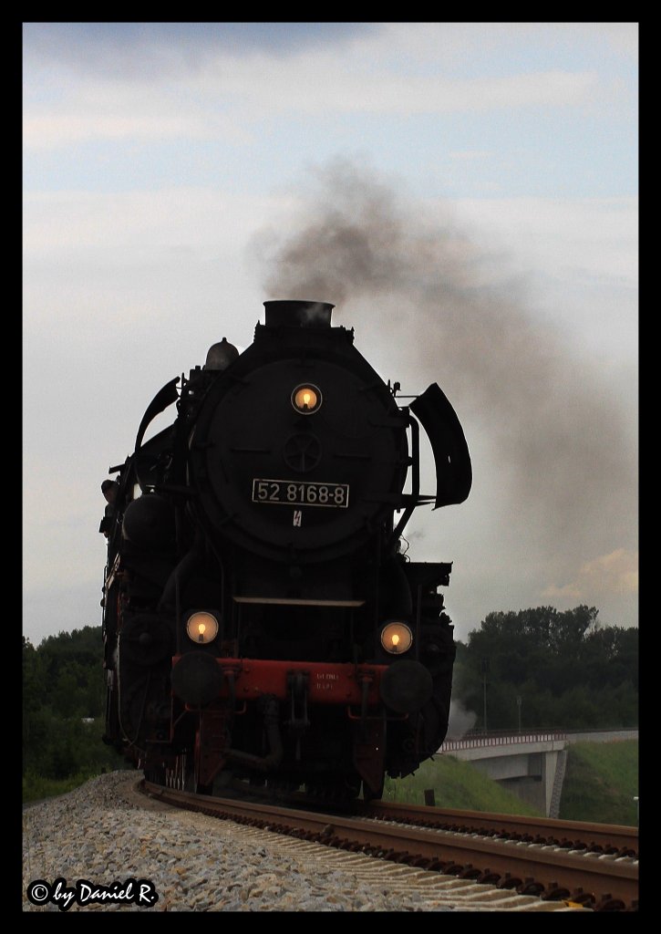 Hochformat der Dampflok 52 8168 der Nrdlinger Eisenbahner auf dem Weg nach Viechtach. Sie wird in krze Deggendorf erreichen. (02.06.2011, Deggendorf)