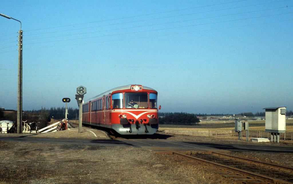 HP, Hjørring Privatbaner (Hirtshalsbanen): Ein Zug bestehend aus einem Triebwagen (Ym) und einem Steuerwagen (Ys) hält am 24. Februar 1975 in Terpet, einem Haltepunkt in der Nähe von Hirtshals in Nordjütland. - Heute heisst der Haltepunkt Emmersbæk.