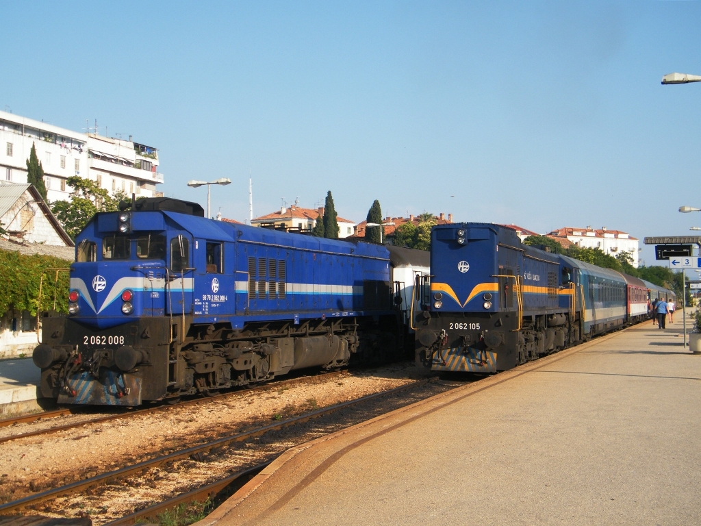 HZ 2062 008 mit einem IC-Zug nach Zagreb, und 2062 105 mit dem Schnellzug 'Adria' nach Budapest-Keleti, am Bahnhof Split, am 20. 06. 2012. 
