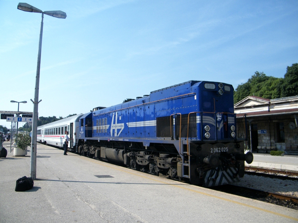 HZ 2062 025 mit einem IC-Zug von Split nach Zagreb, am 20. 06. 2012. 