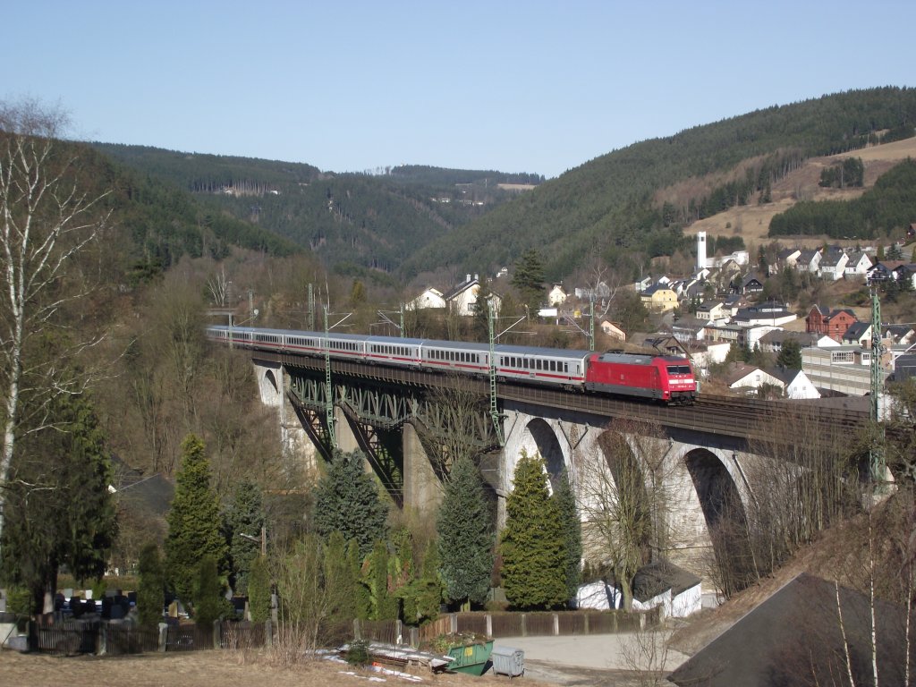 IC 2208 nach Berlin-Gesundbrunnen berquert am 8. Mrz 2011 das Trogenbachviadukt in Ludwigsstadt.
