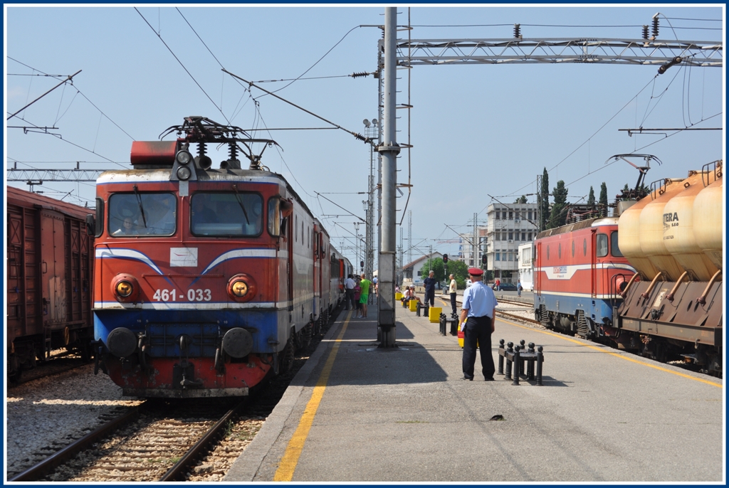 IC 430 steht abfahrbereit in Podgorica. Die neun Minuten Aufenthalt haben nicht gereicht eine Lok und einen Autotransportwagen beizustellen und schon sind die ersten 15 Minuten Versptung auf der langen Fahrt nach Belgrad entstanden. aber darber regt sich vermutlich nur ein Mitteleuroper auf, der im Minutentakt denkt.(26.07.2012)