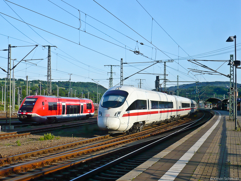 ICE 1602 von München Hbf nach Leipzig Hbf verlässt pünktlich den Bahnhof Saalfeld (Saale) auf Gleis 5, während Walfisch 641 025 im Rangierbereich mit einer Rangierfahrt beschäftigt ist. (29.05.2011)