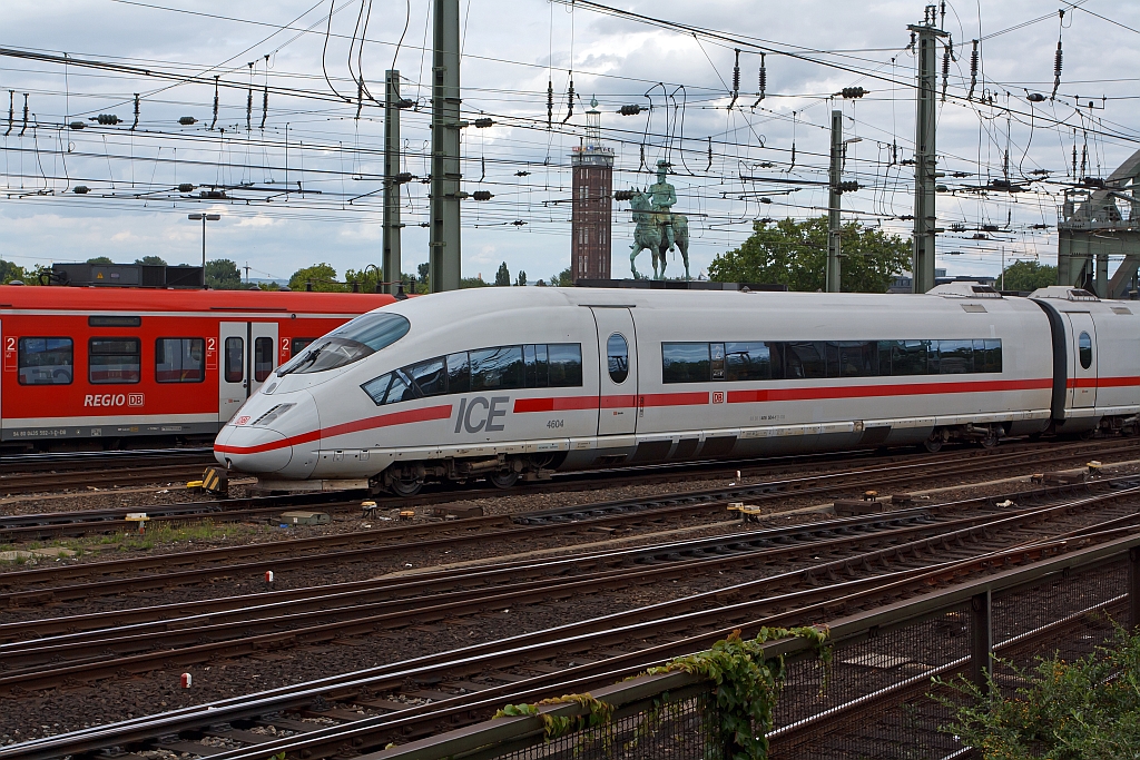 ICE 3 (406 504-1)  4604  kommt am 07.08.2011 ber die Hohenzollernbrcke, und fhrt gleich in den Hbf Kln ein.