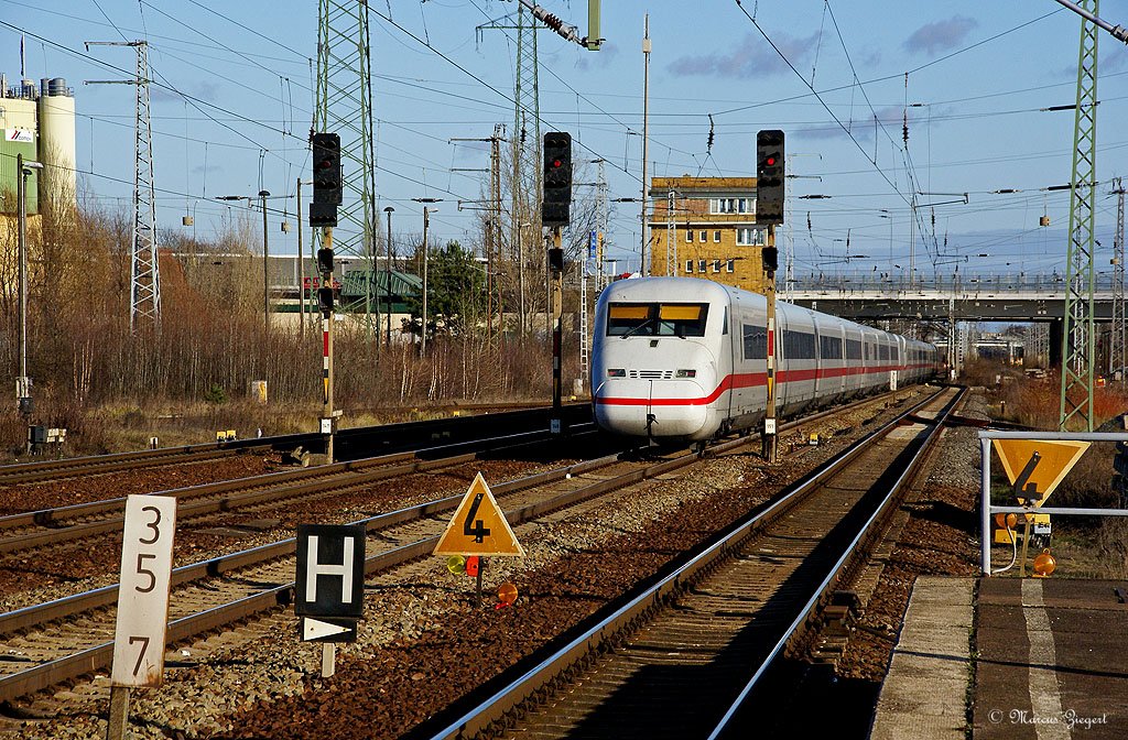 ICE Nachschuss - Doppeltraktion eines ICE 2 durchfuhr gerade den Bahnhof Berlin Schnefeld Flughafen. An diesem Vormittag wurde einige ICE und IC ber Schnefeld umgeleitet. 26.11.2009