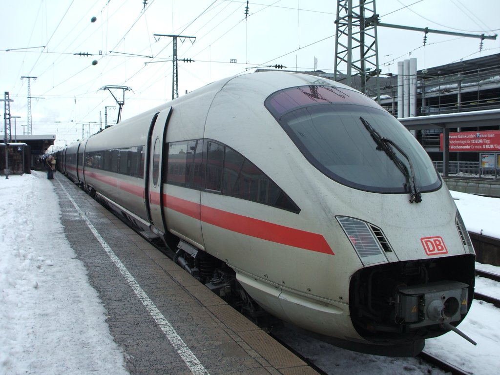 ICE-T(Berlin)mit geffneter Bugklappe steht am 06.01.11 in Nrnberg Hbf und wartet auf seine Weiterfahrt nach Berlin Gesundbrunnen ber Erlangen,Bamberg,Lichtenfels,Saalfeld(Saale)usw.
Aufgenommen am 06.01.11