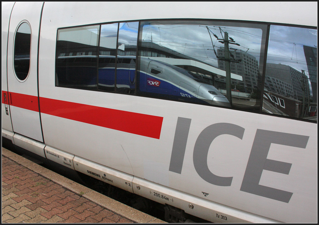 ICE und TGV - 

,,, zwei schnelle Züge im Hauptbahnhof von Mannheim. 

12.07.2012 (M)